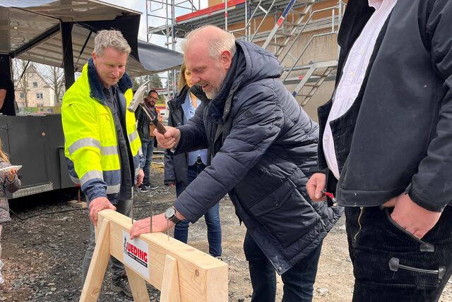 Beim Richtfest am neuen Bildungsstandort am Hertinger Tor durfte Unnas Bürgermeister Dirk Wigant einen der letzten symbolischen Nägel versenken.
