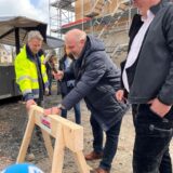 Beim Richtfest am neuen Bildungsstandort am Hertinger Tor durfte Unnas Bürgermeister Dirk Wigant einen der letzten symbolischen Nägel versenken.