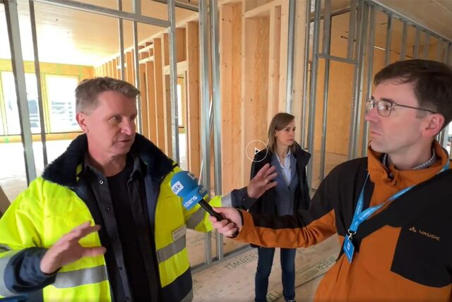 Video-Rundgang durch den Schul- und Kita-Neubau in Unna: Bauleiter Roger Stein erläutert Reporter Thomas Raulf den Gebäudekomplex und die Hintergründe der Planung.