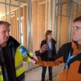 Video-Rundgang durch den Schul- und Kita-Neubau in Unna: Bauleiter Roger Stein erläutert Reporter Thomas Raulf den Gebäudekomplex und die Hintergründe der Planung.