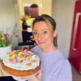 Backbloggerin Angie hält ihren Karottenkuchen in die Kamera.