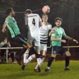 Luftduell um den Ball: die Ahsener Jan Wilhelm Sulzbacher (2.v.r.) und Paul Gajewski gegen die Leusberger  Bilal Moho (l.) und Akanay Islak.