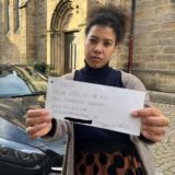 Reporterin Janina Preuß hält einen Zettel in die Kamera, auf dem steht: „Hallo! Leider habe ich beim Parken ihr Auto gerammt. Rufen sie mich zur Schadensabwicklung ab.“