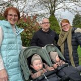 Angelika Gosch, Matthias und Jenny Schneider stehen mit den Zwillingen Mathilda und Hedda im Garten der Familie Schneiders.