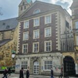 Das Baudenkmal „Zum Ritter“ steht zwischen Marien- und Reinoldikirche in Dortmund.