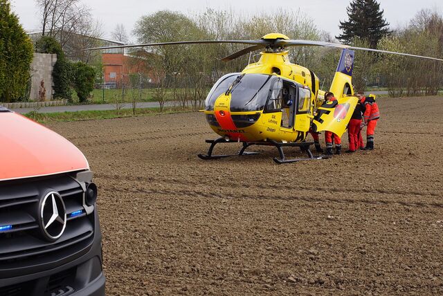 Nach einem Arbeitsunfall in Unna-Massen landete am Freitag (22.03.) ein Rettungshubschrauber auf einem Acker. Ein Verletzter musste ins Krankenhaus gebracht werden.