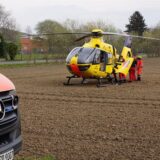 Nach einem Arbeitsunfall in Unna-Massen landete am Freitag (22.03.) ein Rettungshubschrauber auf einem Acker. Ein Verletzter musste ins Krankenhaus gebracht werden.