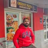 Gurdeep Singh sitzt vor seiner Pizzeria und Kiosk an der Klönnestraße in Dortmund.