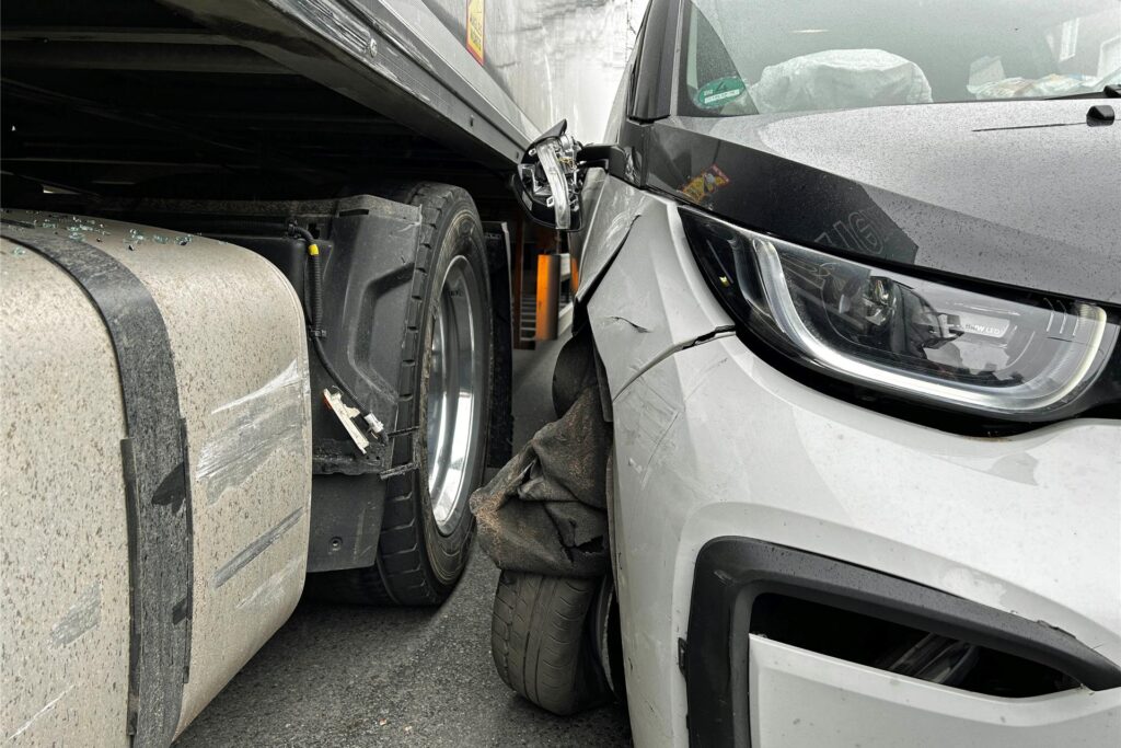 Am frühen Freitagnachmittag (22. März) ereignete sich ein Verkehrsunfall auf der Lünener Straße in Werne, der Sachschaden beträgt rund 60.000 Euro. Am frühen Freitagnachmittag (22. März) ereignete sich ein Verkehrsunfall auf der Lünener Straße in Werne, der Sachschaden beträgt rund 60.000 Euro.