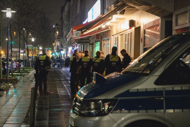 Polizisten stehen im Rahmen einer Durchsuchung vor einem Café in der Schützenstraße in der Dortmu