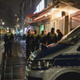 Polizisten stehen im Rahmen einer Durchsuchung vor einem Café in der Schützenstraße in der Dortmu