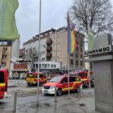 Die Feuerwehr ist mit vielen Kräften an der Stadtbahn-Haltestelle Städtische Kliniken im Einsatz.