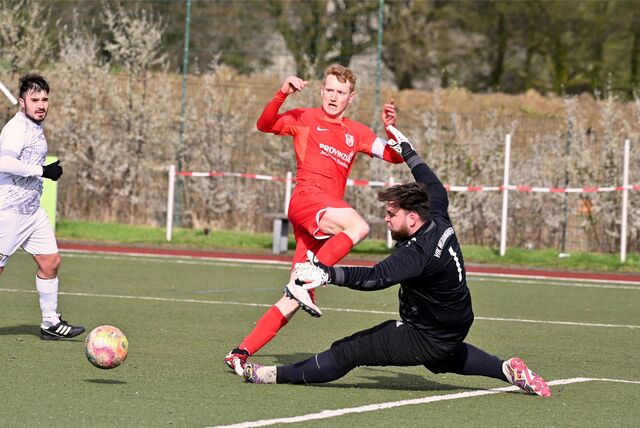 RWU-Kapitän Jonas Appelhoff scheitert an VfK-Keeper Erik Lenschmidt.