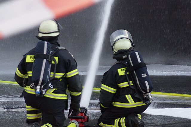 Feuerwehrleute setzen bei der Bekämpfung des Brandes auch ein Speziallöschmittel gegen brennendes Öl ein.