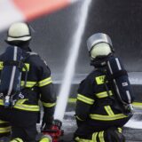 Feuerwehrleute setzen bei der Bekämpfung des Brandes auch ein Speziallöschmittel gegen brennendes Öl ein.