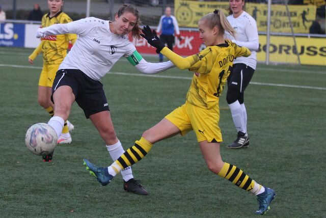 Julia Faßbender spielt den Ball.