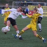 Julia Faßbender spielt den Ball.