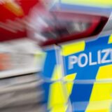 Das Rücklicht eines Polizeiautos, das zu einem Einsatz fährt.
