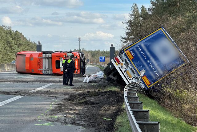 Kehrmaschine liegt auf der A33, Lkw ist rechts in die Leitplanke gedrückt