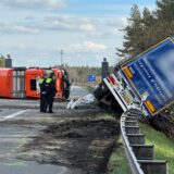 Kehrmaschine liegt auf der A33, Lkw ist rechts in die Leitplanke gedrückt