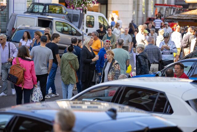 Autoschau 2023 in Unnas Innenstadt: Viele Schaulustige stehen zwischen den Autos herum.