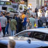 Autoschau 2023 in Unnas Innenstadt: Viele Schaulustige stehen zwischen den Autos herum.