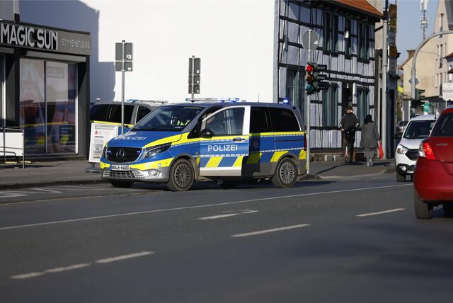 Ein Polizeiwagen steht auf dem Massener Hellweg in Unna-Massen.