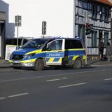 Ein Polizeiwagen steht auf dem Massener Hellweg in Unna-Massen.