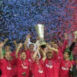 Die Spieler des FC Liverpool heben 2001 den Pokal in die Luft