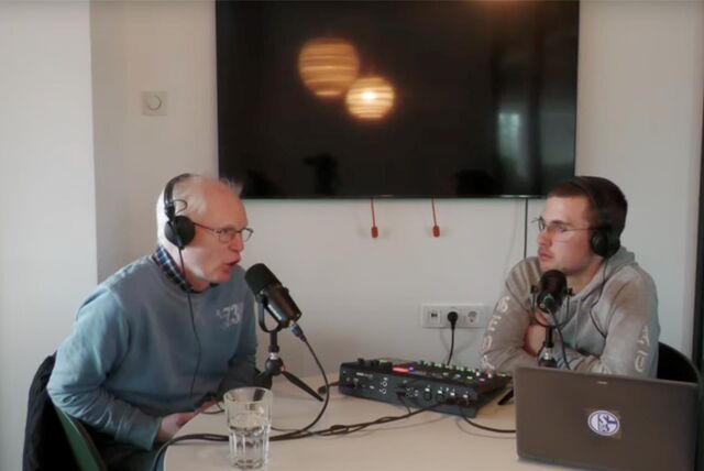 Tim Kühnel (r.) und Schalke-Experte Frank Leszinski (l.) in der neusten Folge des „Schalke-Pottcast“.