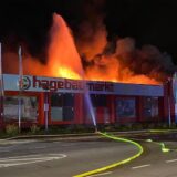 Der Hagebaumarkt am Westring in Castrop-Rauxel stand am Dienstagabend (26.3.) seit etwa 19.20 Uhr in Flammen. Auch gegen Mitternacht war die Feuerwehr noch im Einsatz.