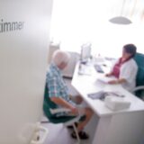 Patient und Ärztin im Sprechzimmer