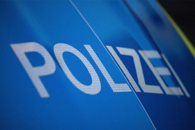 Das Wort Polizei ist auf der Karosserie eines Polizeifahrzeugs zu sehen (gestellte Szene)
