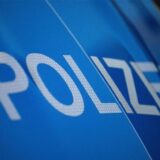 Das Wort Polizei ist auf der Karosserie eines Polizeifahrzeugs zu sehen (gestellte Szene)
