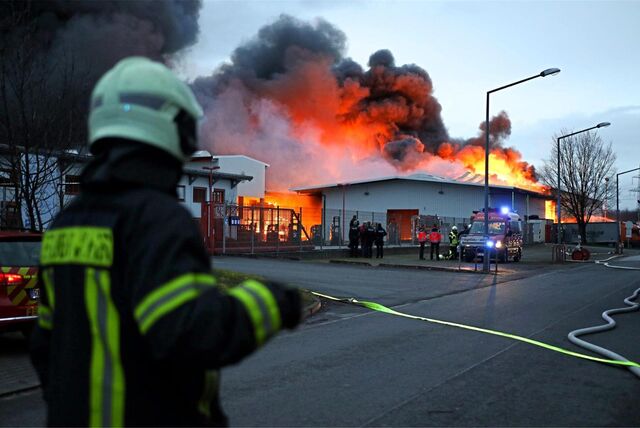 Ein Großbrand brach am Dienstagabend im Hagebaumarkt am Westring in in Castrop-Rauxel aus.