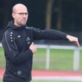 Yannik Gieseler zeigt auf den Platz.