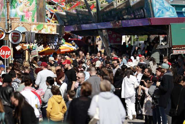 Besucher gehen über die Osterkirmes in Düsseldorf-Grafenberg.