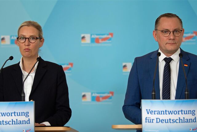 Alice Weidel und Tino Chrupalla, Fraktionsvorsitzende AFD, sprechen vor der Sitzung der Bundestagsfraktion