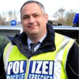 Links ein Jointraucher, rechts: Bernd Pentrop, Sprecher der Kreispolizeibehörde Unna.
