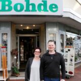 Blicken stolz auf 150 Jahre Firmengeschichte: Axel Bohde und seine Lebensgefährtin Uta Schulte vor dem Ladenlokal an der Bahnhofstraße.