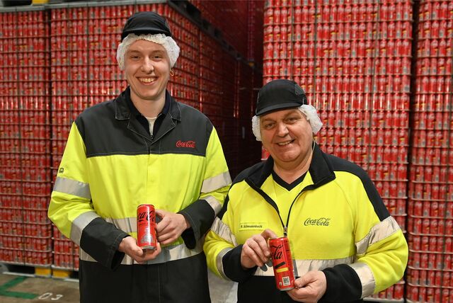 Sandro Kock (Project Manager Commercialisation) und Ralf Schmalenbeck (Betriebsleiter am Coca-Cola-Standort in Dorsten) präsentieren die Dosen mit dem Sonderdesign zur Fußball Europameisterschaft in Deutschland.