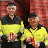 Sandro Kock (Project Manager Commercialisation) und Ralf Schmalenbeck (Betriebsleiter am Coca-Cola-Standort in Dorsten) präsentieren die Dosen mit dem Sonderdesign zur Fußball Europameisterschaft in Deutschland.