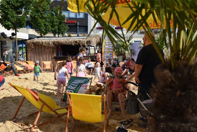 Strandfeeling in der Innenstadt: So wie hier in Werne soll es am Pfingstwochenende auch bei „Selm karibisch“ auf dem Willy-Brandt-Platz aussehen.