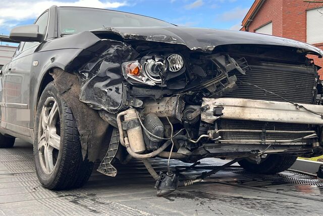 Auto mit zerstörter Front