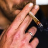 Ein Cannabis-Patient zieht an einem Joint.