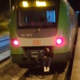 Ein Jugendlicher fährt an der Zugkupplung einer S-Bahn mit.