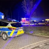 Zwei Rettungsfahrzeuge und ein Polizeiwagen stehen vor einer Kletterhalle in Essen-Nord. Ein Mann ist dort abgestürzt und wenig später im Krankenhaus verstorben.