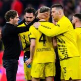 Die BVB-Spieler umarmen sich.