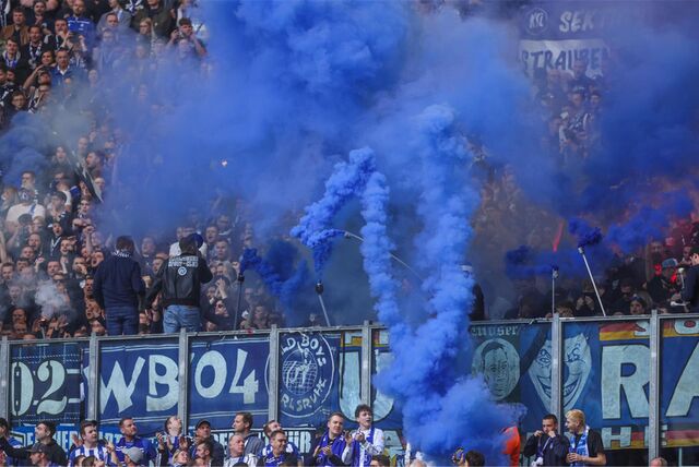 31.03.2024, Fussball, 1. Bundesliga, 27. Spieltag, Saison 2023/2024, FC Schalke 04 – Karlsruher SC, Fans des KSC zünden Pyrotechnik.