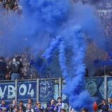 31.03.2024, Fussball, 1. Bundesliga, 27. Spieltag, Saison 2023/2024, FC Schalke 04 – Karlsruher SC, Fans des KSC zünden Pyrotechnik.